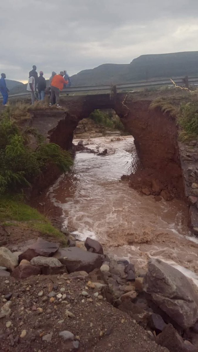 ⚠️⚠️TLHOKOMELISO - KHOKAHANO LIPAKENG TSA QUTHING LE  QACHA’S NEK E KHAOHILE⚠️⚠️

Bakhanni le sechaba ka kakaretso ba hlokomelisoa ka ho khaoha ha tsela ea A4,  Mochodwana, lipakeng tsa toropo ea Quthing le Pokane.