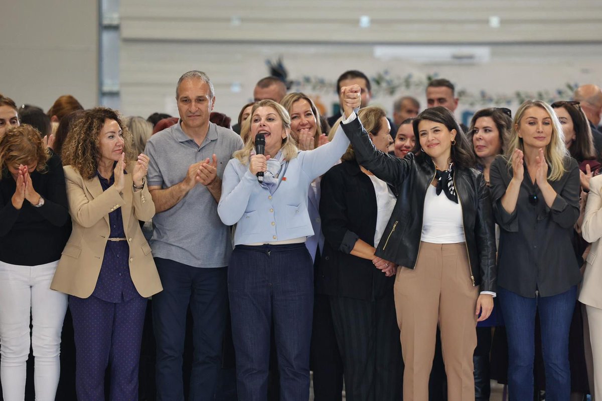 Bugün kadınlar, emeğiyle, inancıyla, dayanışmasıyla bir kez daha tarihi bir iz bıraktı.

İstanbul’umuzdan ve Türkiye’nin 80 ilinden CHP Kadın Kollarımız öncülüğünde kadınların hazırladığı kırkyama parçaları, İstanbul’da yine kadınların emeğiyle birleşerek üzerinde “Önce Adalet,
