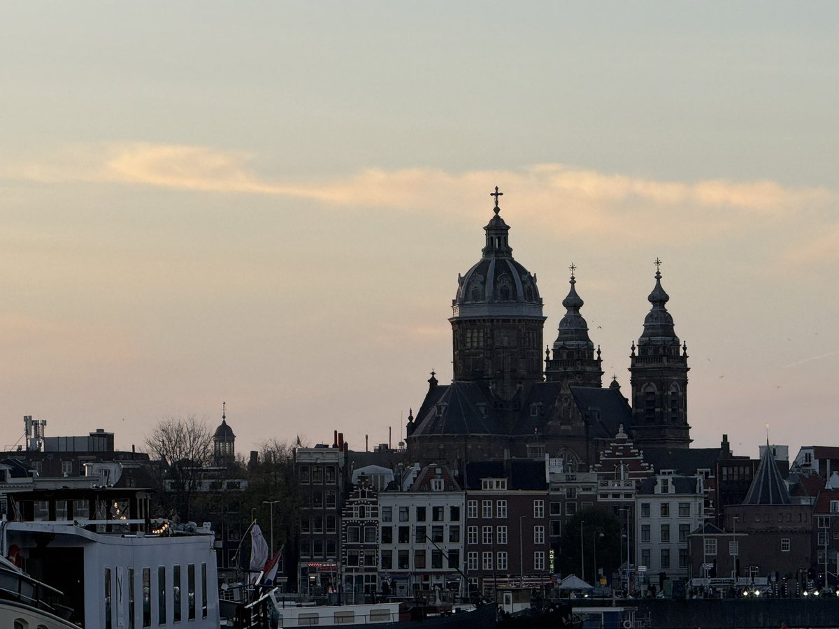 除了空氣的氣味和被拆開搜刮丟在路邊的行李箱之外，個人是還滿喜歡這座城市，算是這趟三個城市最喜歡的