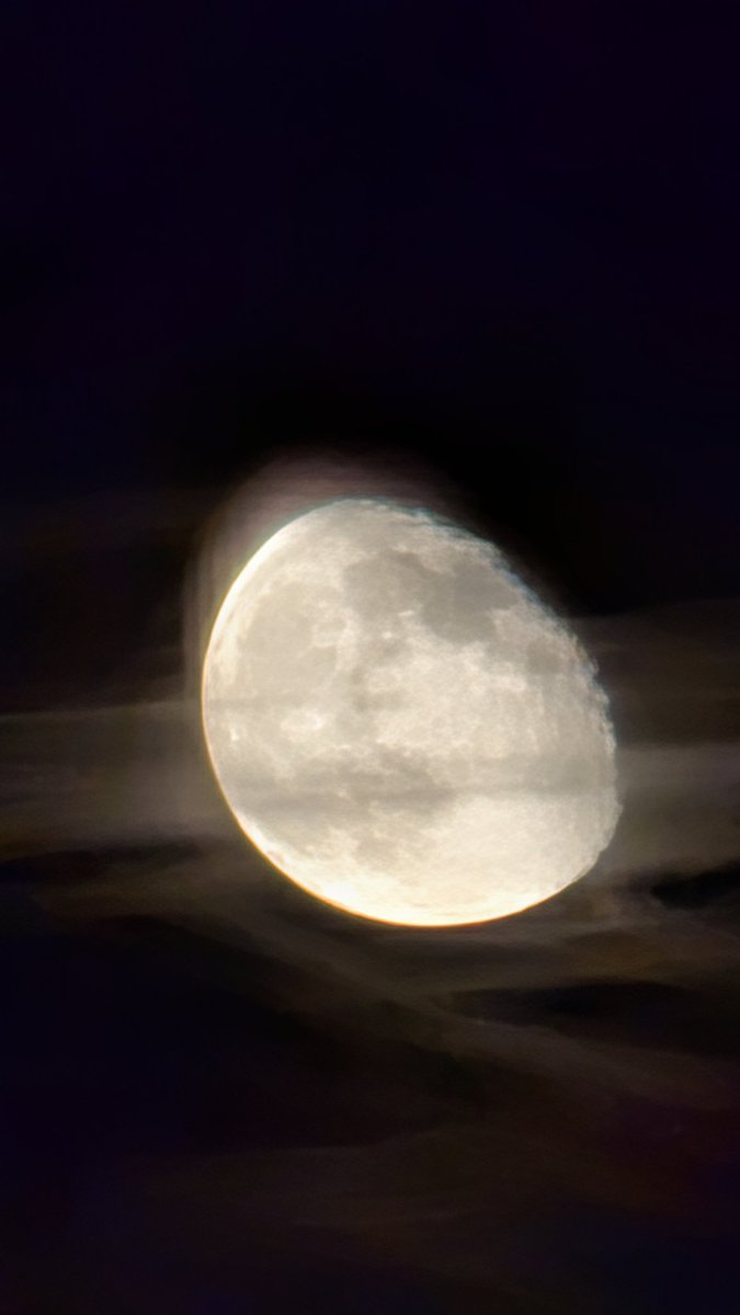notquadrakyiro's tweet photo. da moon https://t.co/2VTM8k1txq