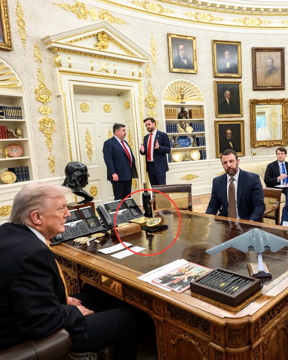 ساعة ذهبية على مكتب ترامب تثير الجدل (إكس)