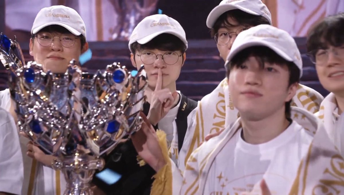 “El Rey que no renuncia a su corona.”🐐

A los 29 años, Lee #Faker Sang-hyeok agranda su leyenda: suma 6 títulos mundiales (2013, 2015, 2016, 2023, 2024, 2025) y alcanza 8 finales de Worlds en su carrera (más que nadie). 

Además de jugador, es copropietario de T1, miembro