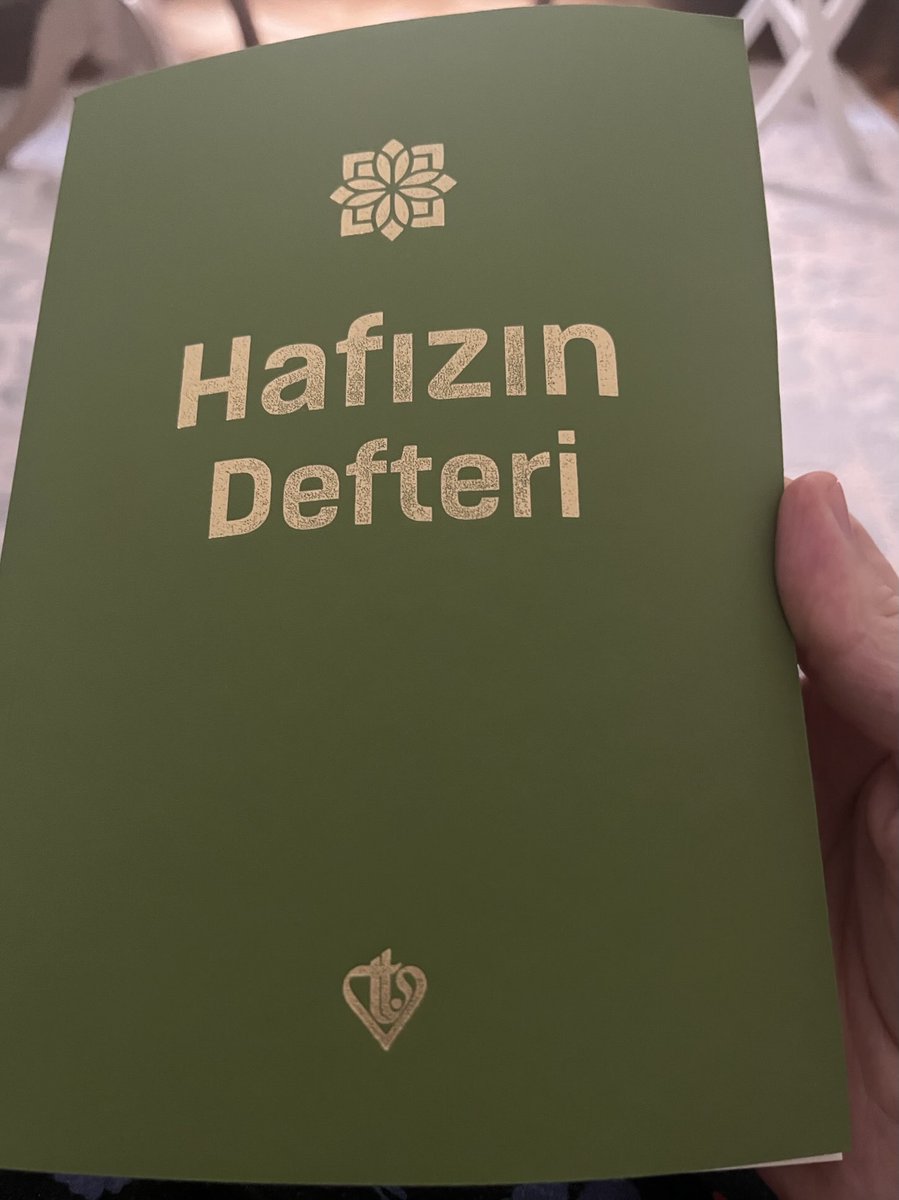 TDV Yayınlarının şöyle bir basımı varmış. Tek kelimeyle bayıldım! İçinde hafız adayını motive eden, ayetlerin mealini okumaya ve öğrenmeye teşvik eden minik notlar var. Aynı zamanda kullanıcının kendi notlarını yazabileceği veya takip çizelgesi olarak kullanabileceği bir defter💯