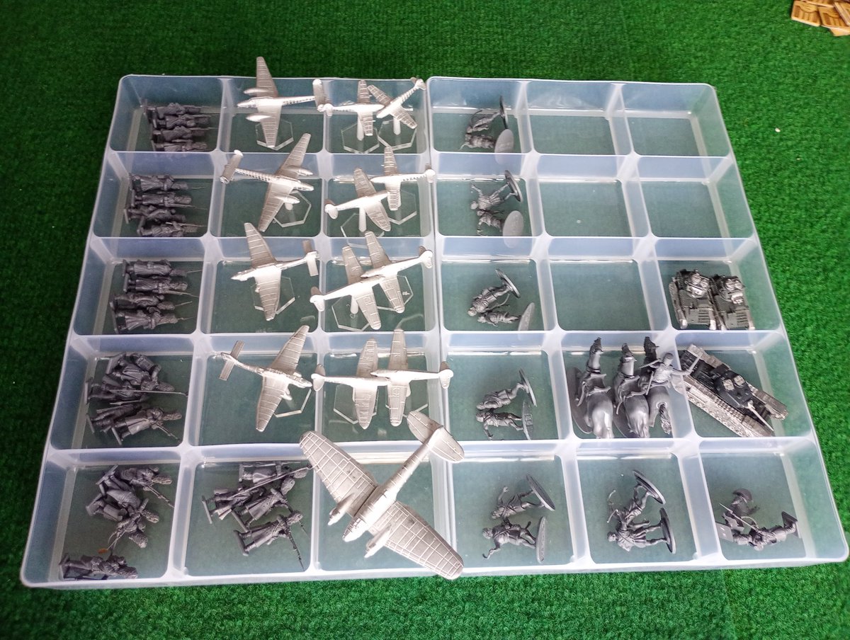 leadpile's tweet image. One week since Crisis wargame show and I've already finished building a third of the loot.
Going to continue on the @AtVictrix mounted knights for today. Lovely miniatures...