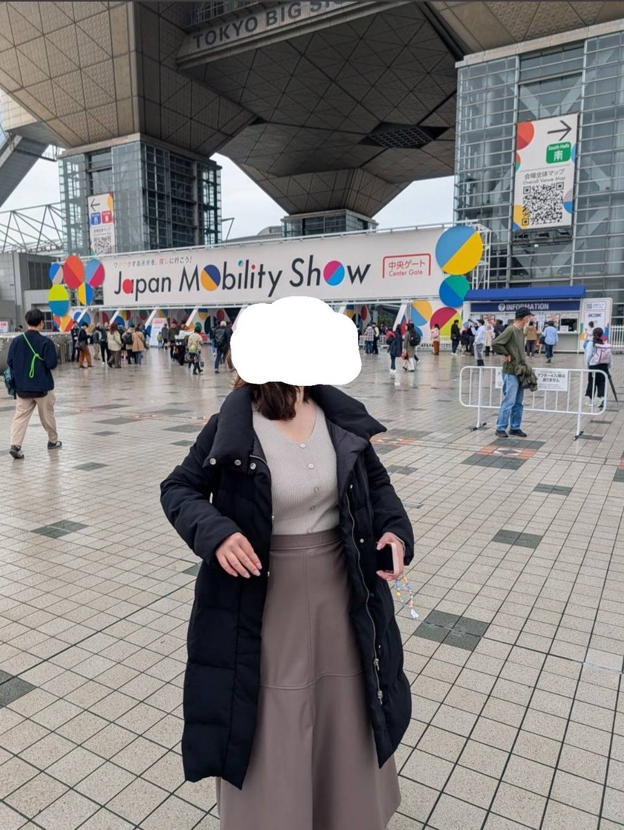 ジャパンモビリティショーに行って来ました！

#overE さんのトップスと『フェイクレザーセミフレアスカート：ココア』を着て快適に展示を見ることが出来ました♡

(きかれていないけれど、ダウンコートはコロナ禍前に他社さんで購入したものです！)
(謎ポーズを許して笑)

overe-shop.com/products/e0023…