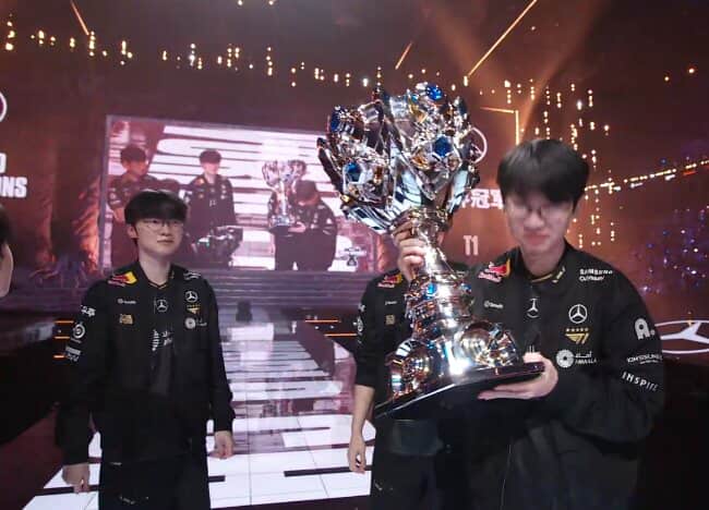 Why is he so awkward at times LMAO
KEKW GGWP T1

#LeagueOfLegends #T1atWorlds2025