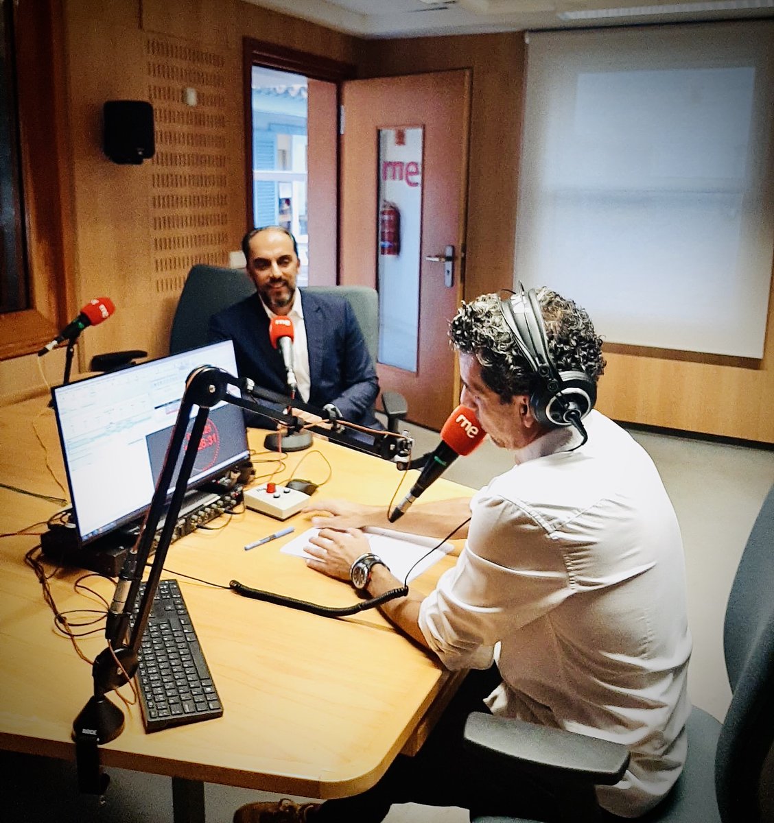 CrossCapital's tweet image. 🎙️ El pasado miércoles, nuestro DG @MelwaniMunesh  estuvo en @rne  en el programa de primera hora de Canarias Informativos, atendiendo una entrevista sobre #inversión. Muchas gracias por la invitación.

🔝 Se abordaron muchos temas: por qué invertir, cómo invertir, el concepto de…