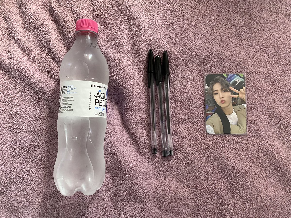 hanjipeach's tweet photo. apenas o necessário para o enem https://t.co/Uh7m5mG8wk