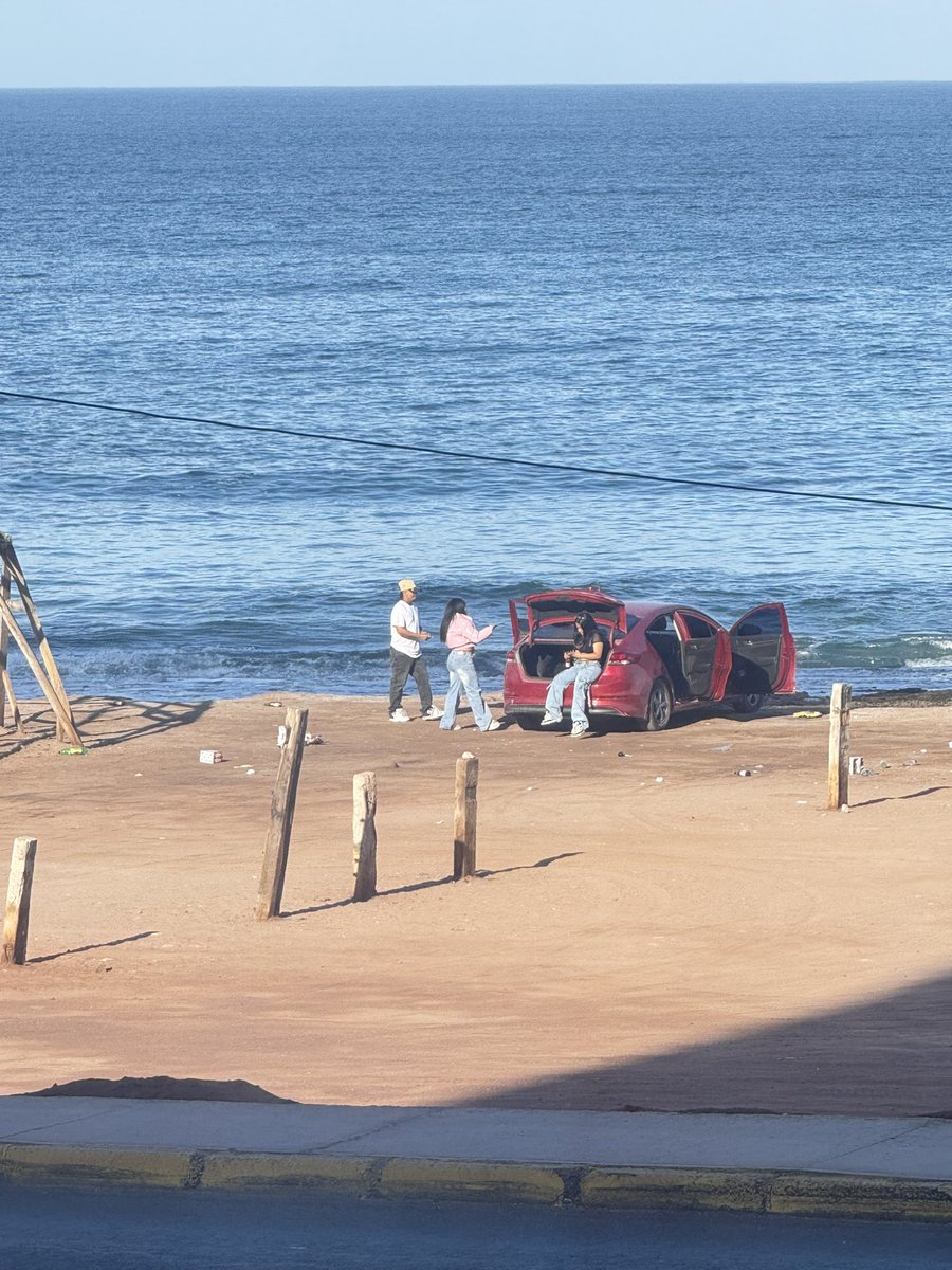 FelipeIFN's tweet photo. Flaites de mierda vienen a puro ensuciar la playa.  #Llacolén #Antofagasta patente KWHV26 hagan conocido a esta basura https://t.co/To6jMJG1YI