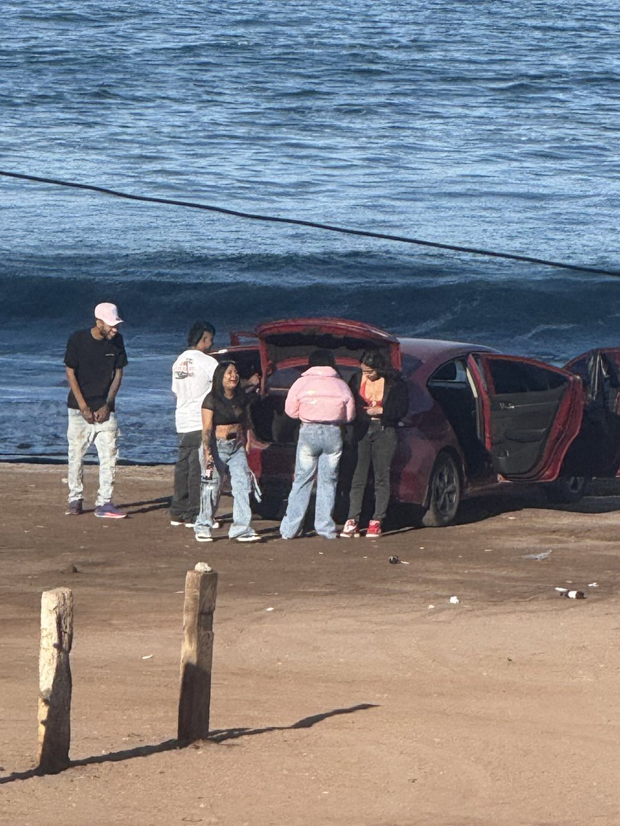 FelipeIFN's tweet photo. Flaites de mierda vienen a puro ensuciar la playa.  #Llacolén #Antofagasta patente KWHV26 hagan conocido a esta basura https://t.co/To6jMJG1YI