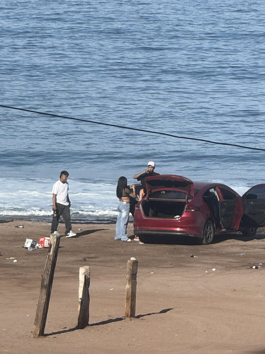 FelipeIFN's tweet photo. Flaites de mierda vienen a puro ensuciar la playa.  #Llacolén #Antofagasta patente KWHV26 hagan conocido a esta basura https://t.co/To6jMJG1YI