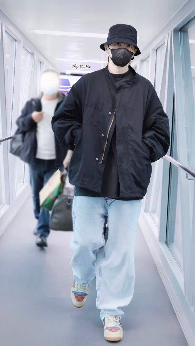 หลุนหลุนกลับบ้านแล้วจ้า 
ลุคนี้เท่มาก หล่อออร่า สุดๆ ❤❤
#Denglun #เติ้งหลุน #邓伦