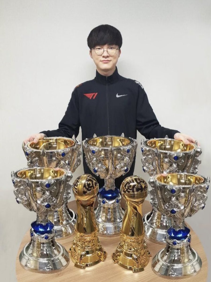 CatEyeLiberty's tweet photo. THE GOAT STANDS ALONE! 🐐
FAKER - 6TH WORLD CHAMPIONSHIP!
HISTORY IS MADE! THE LEGEND GROWS!
FROM 1-2 DOWN TO A REVERSE SWEEP VICTORY!
This man defines an era. Absolutely legendary.
#Worlds2025 #T1WIN #Faker #6thTitle #LeagueOfLegends #LibertycatsNFT https://t.co/NJo9OhVZue