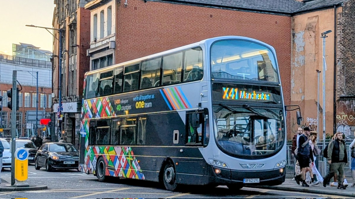 WC2512's tweet image. The colours of Transdev in #Manchester Shudehill yesterday afternoon..

@blackburnbusco 2429 - BF62 UYL working a #RedExpressX41 service back to #Ramsbottom then #Accrington.
@burnleybuses 2006 - SK70 BWB working a #WitchWayX43 service heading to #Burnley.