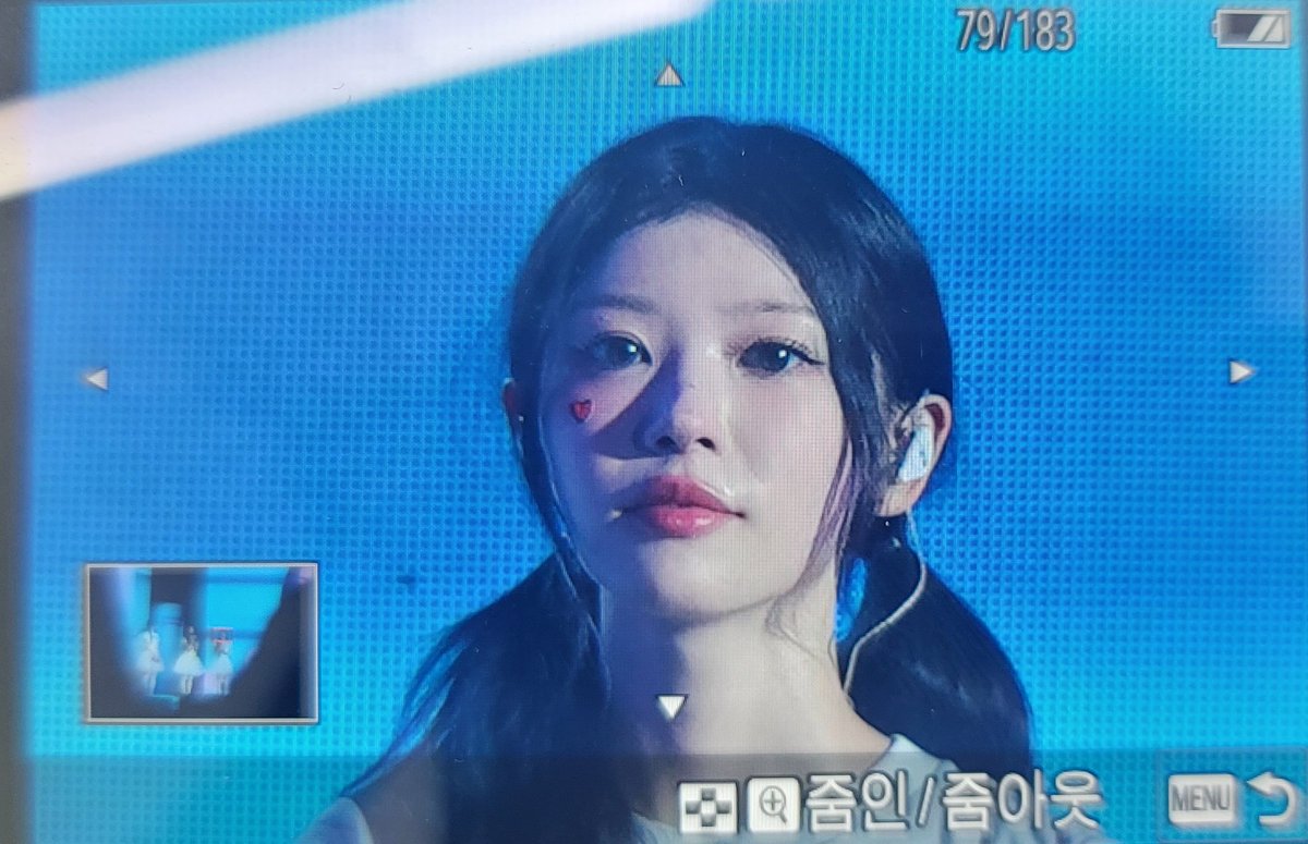 251109 글리터데이 아일릿 모카 
울어서 퉁퉁불은찐빵같아 ㅠㅠㅠㅠ 귀여워진짜
비록 잡혀서 데이터 다날아갔지만 이건살았으니 됐다

#ILLIT #아일릿
#모카 #MOKA