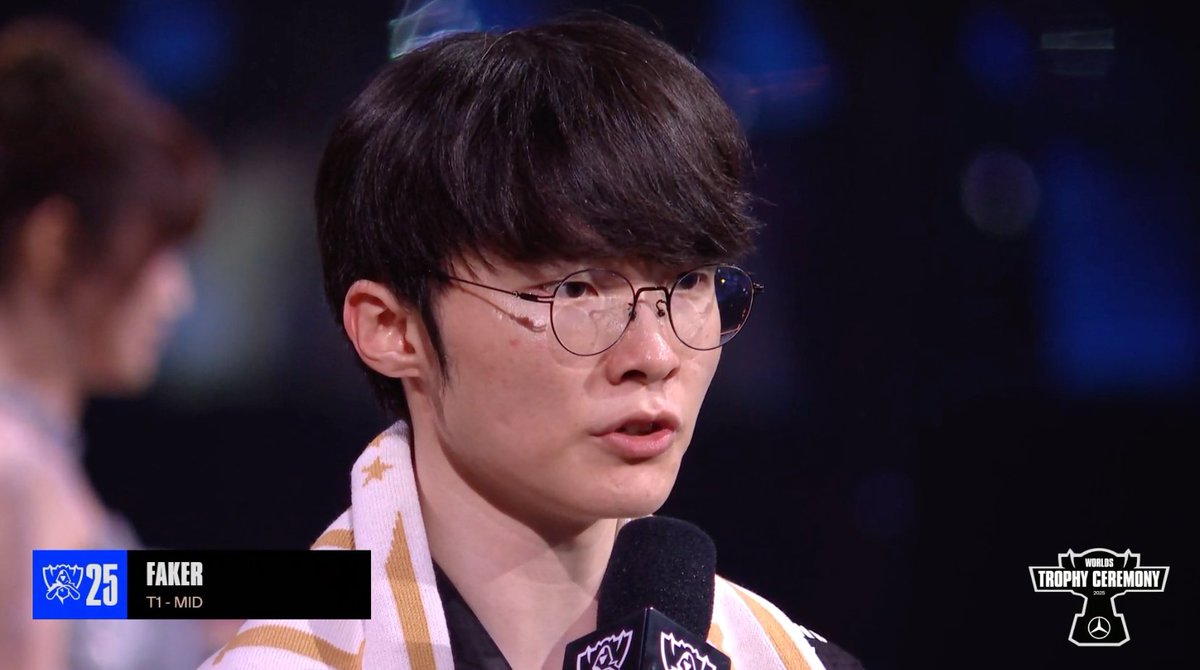Faker tras ser campeón del mundo: 🎙️🗣️"Quiero agradecer a Kuentin por su charla, a MKOI por meternos en cuartos y a Knekro por sus guías del 2012"