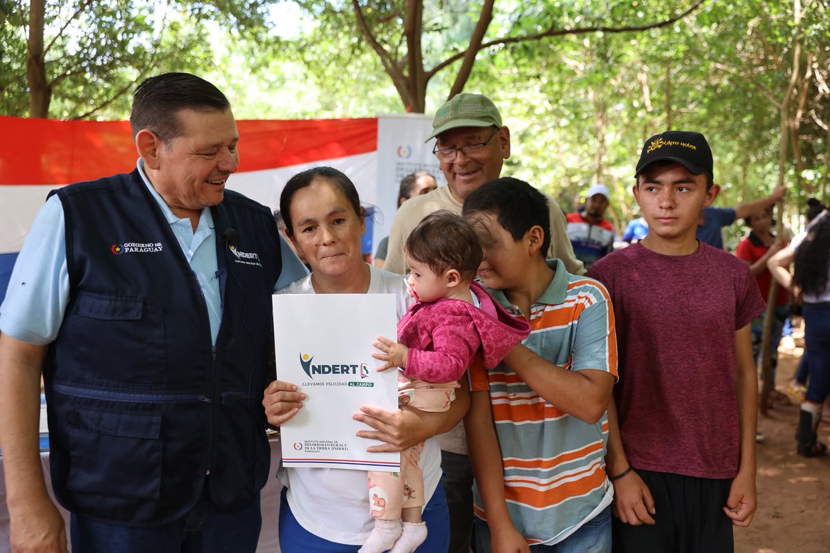 #EconomiaAgraria 
🗣 "Se encontró que la titulación a nombre de la mujer tiene impacto  positivo. La mujer se empodera, los hijos se alimentan mejor y mejoran su salud", <a href="/frarui1/">Francisco Ruiz Díaz</a>