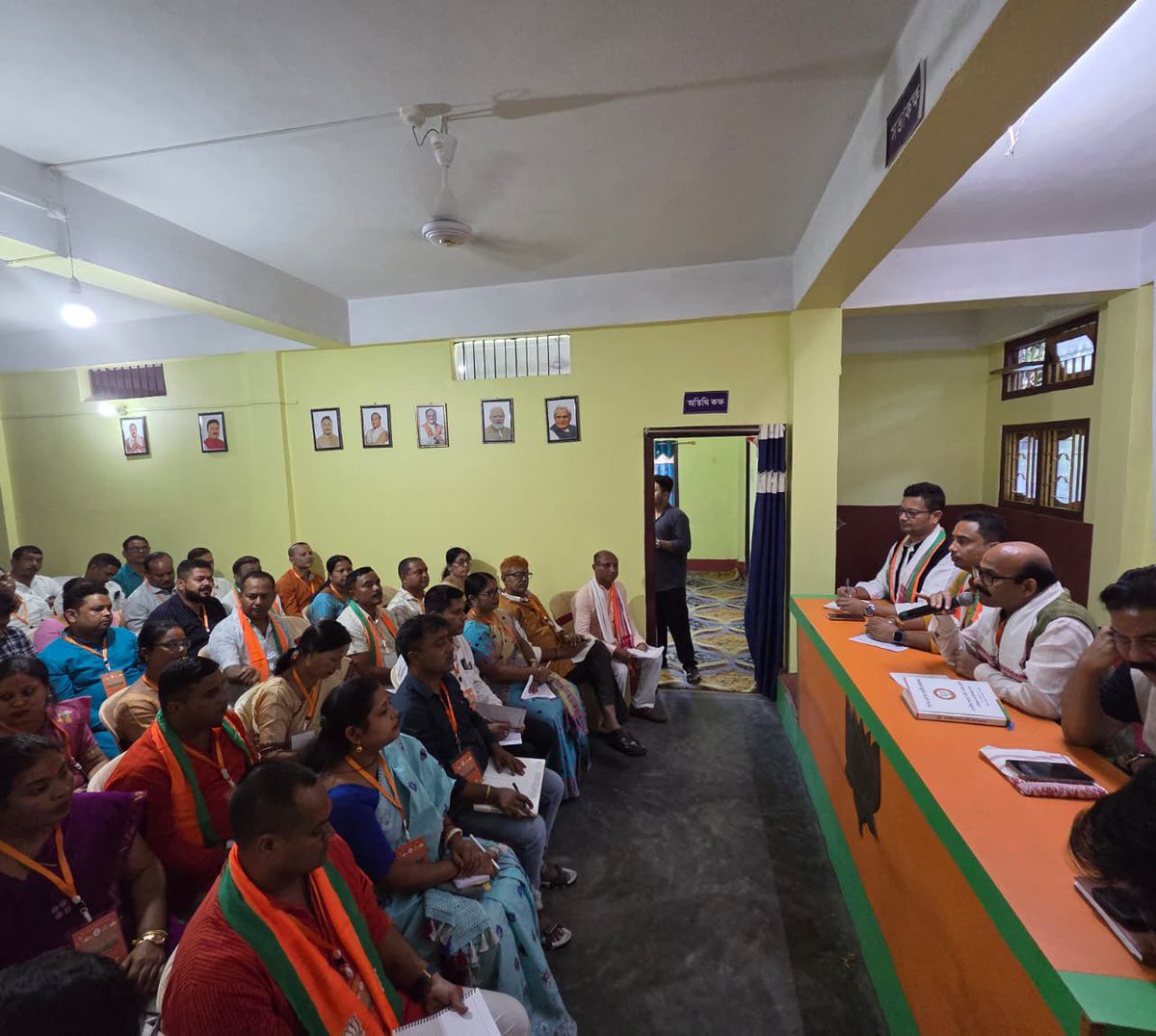 HarishD_BJP's tweet image. असम प्रवास के क्रम में आज बजाली जिले के बजाली विधान सभा के संगठनात्मक वैठक में भाग लिया !वैठक में विभिन्य संगठनात्मक विषय पर विस्तार से चर्चा की गई !वैठक में मुख्य रूप से माननीय मंत्री एवम स्थानीय विधायक श्री रंजीत दास जी जिला अध्यक्ष श्री मुकुट कलिता जी प्रदेश उपाध्यक्ष श्री…