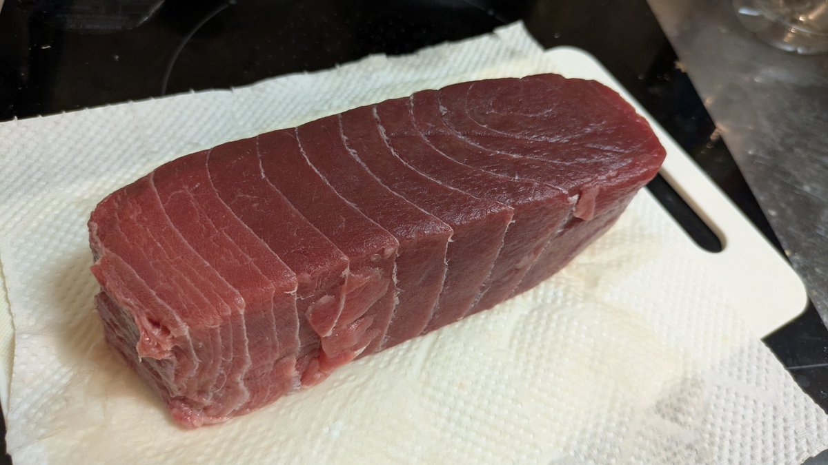 Lqinush's tweet photo. いつものおすそ分けマグロ
こんなんなんぼあっても
いいですからね笑 https://t.co/QXqD2XA4uN
