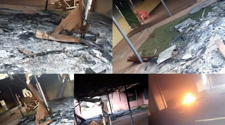 Dan_Yarwa's tweet photo. Muslims in Eastern Nigeria face existential threats from fellow Ibos, urgent action is needed. Indigenous Muslims flee for safety, facing threats, mosque burnings, and loss of life. The situation demands attention. #SAVEMUSLIM
#IBOSARECRIMINAL
#IBOSSTOPKILLINGMUSLIMS https://t.co/V83GOBjBtz