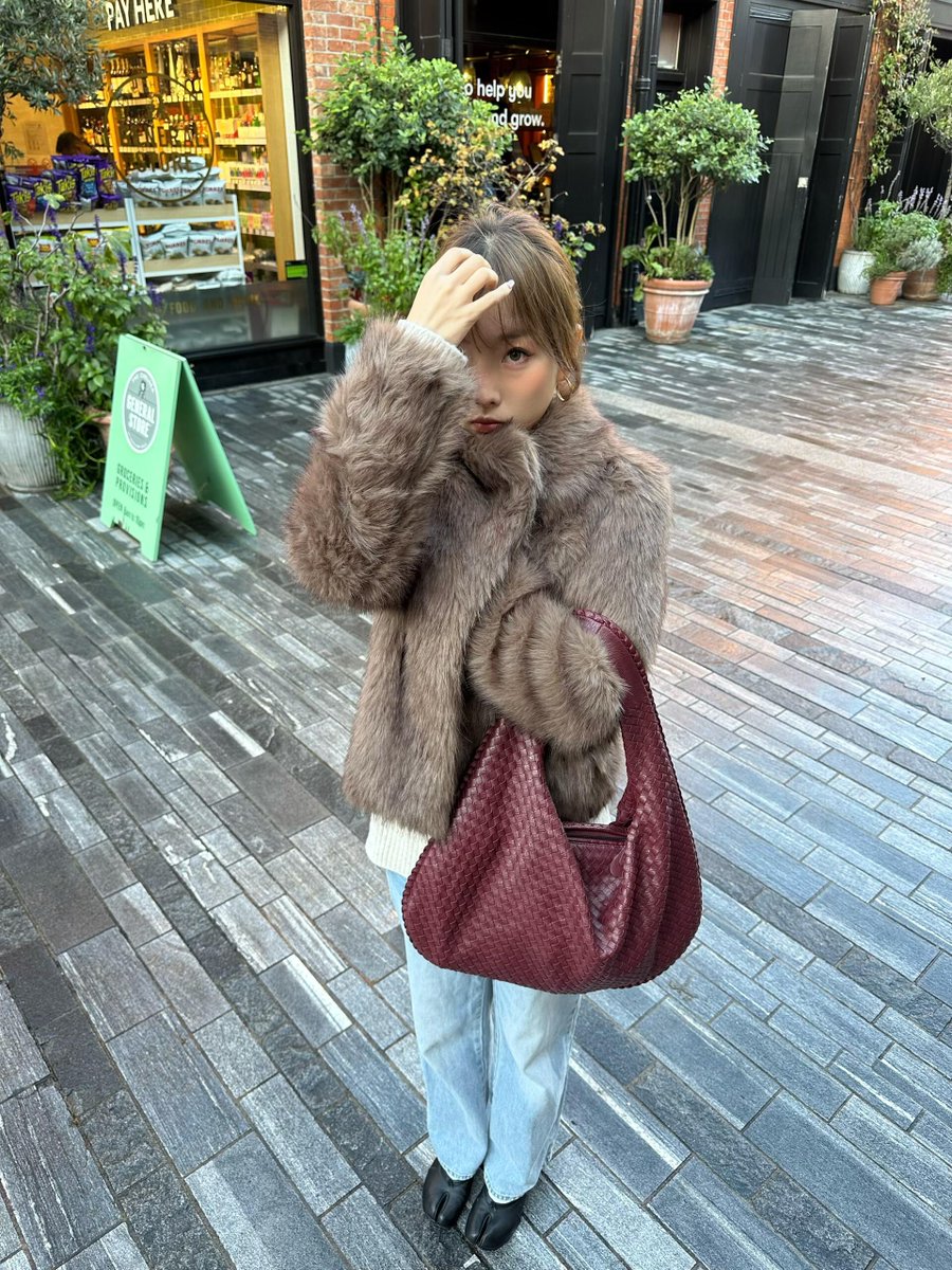 pvWKwMiWmELBmFb's tweet image. Winter wardrobe goals: Soft neutrals and minimalism. Embrace the quiet beauty of muted tones. 🍂✨
#WinterStyle #MinimalistFashion #LowSaturation #FrenchChic