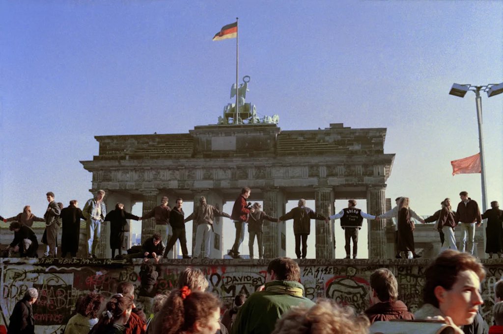 CasetaBosque's tweet photo. Hace 36 años la URSS entraba en una fase crítica: El comunismo retrocedía mientras el mundo occidental y la libertad avanzaban.

La caída del Muro de Berlín fue un acontecimiento clave que deberíamos tener presente más que nunca en estos instantes. https://t.co/qoPj94jyRm