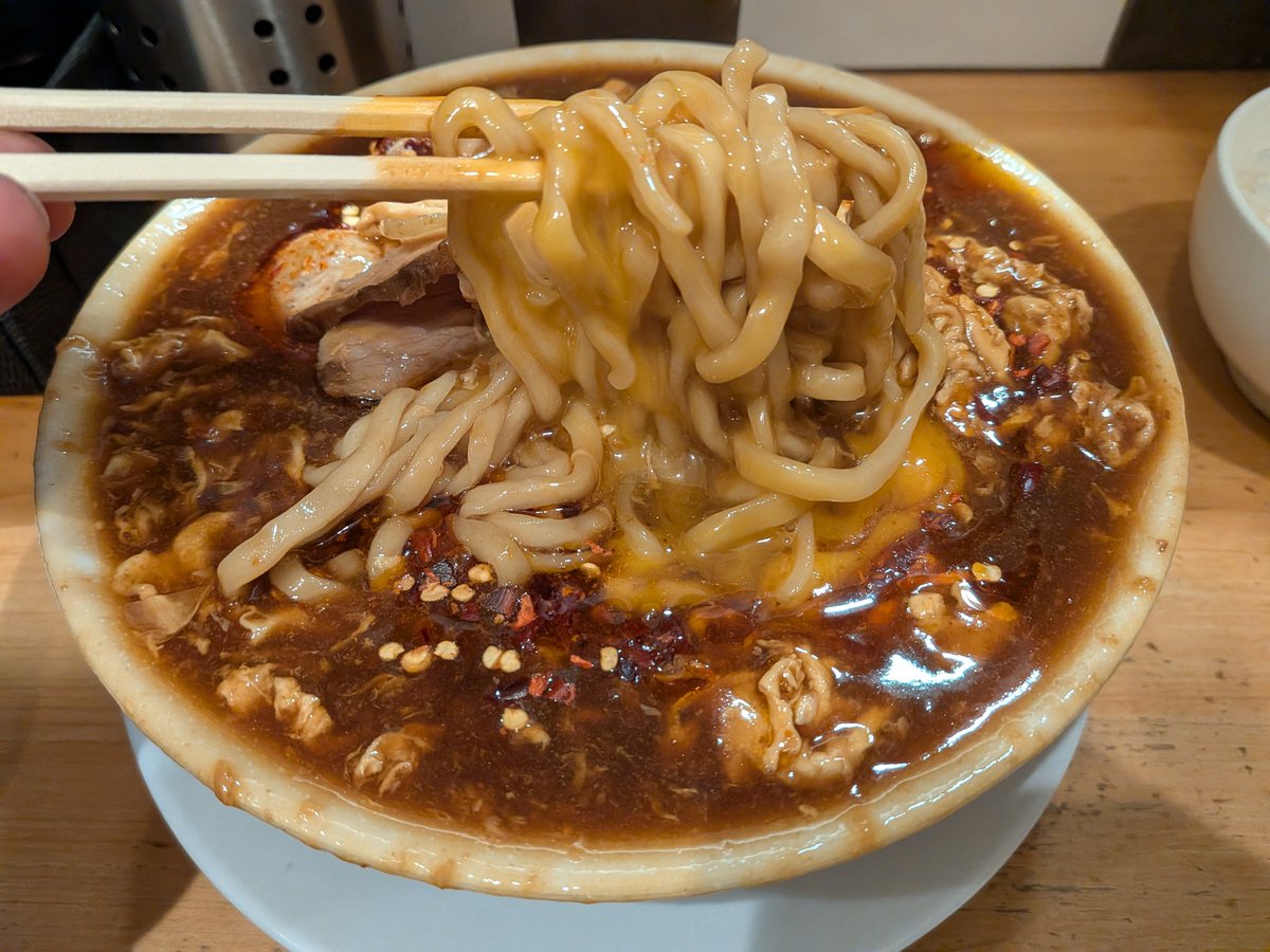大阪でラーメン🎵
めっちゃ旨辛い〜✨
全身の毛穴が開放中〜（笑）