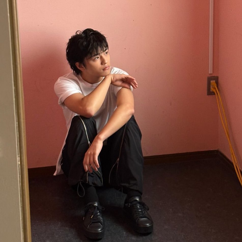 _nnz8lq_'s tweet image. 通知きてインスタ開けた瞬間これやばいほんまにワンちゃん❓赤ちゃん❓どっちなの❓
 #しのグラム  #timelesz  #篠塚大輝