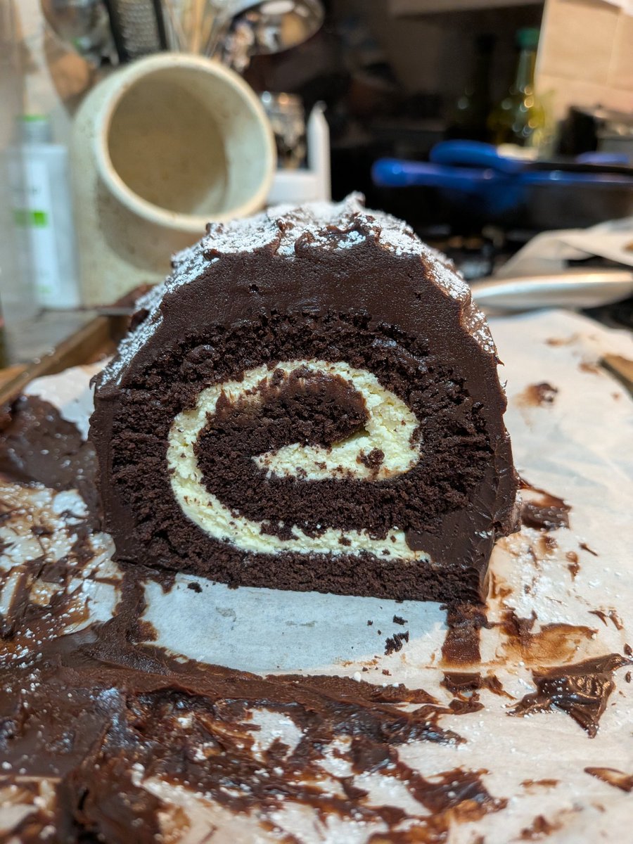 vampqueenuk's tweet image. Full look at the yule log we made yesterday.
First attempt not bad but next time I'm deffo gonna pipe the cream and the ganache on the cake learning new skills is fun 😊 
I'm gonna tag the recipe I used below ♥️ 
bbc.co.uk/food/recipes/y…
Have fun guys