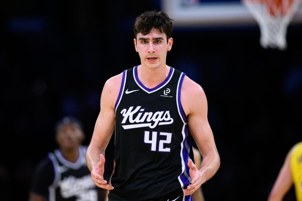 Adrianodiasoli3's tweet photo. Sinon, même si c'est passé inaperçu.

Maxime Raynaud a fait ses débuts avec la G-League des Kings :

🏀 18 points (53%)
🏀 15 rebonds
🏀 2 blocks 
⌛️ 37 minutes 

Delocalisé en ailier fort a côté de Dylan Cardwell, bon match pour les débuts de Maxime qui, on espère joué ce soir. https://t.co/6qDczq63GF