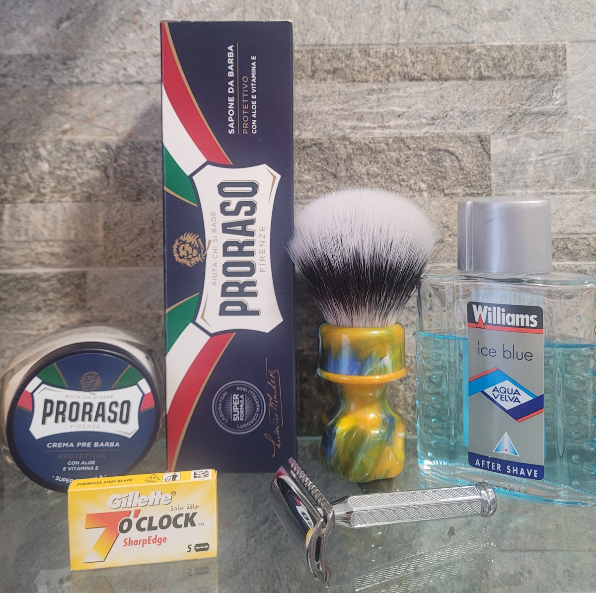 #SOTD Crema da barba <a href="/Proraso/">Proraso</a> Blu 
Pre barba Proraso Blu 
After Shave Ice Blu Aqua Velva Williams 
Pennello Notte Stellata Yaqi Brush 
Rasoio Merkur 42C 
Lametta Gillette 7'Oclock 
#WetShaving 
#RasaturaTradizionale 
#ShaveOfTheDay