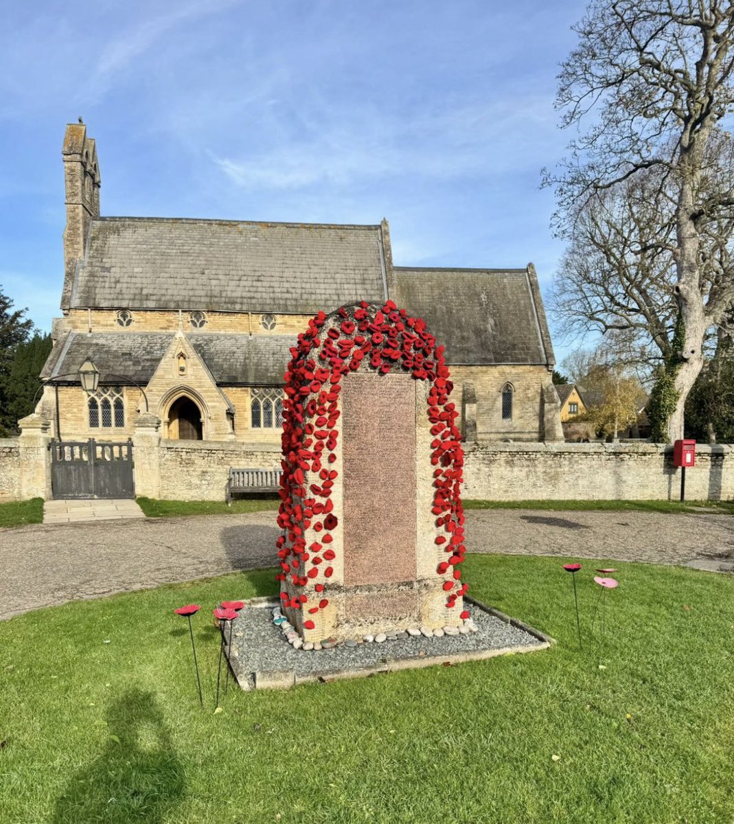 #LestWeForget today is Remembrance Sunday, we reflect on the sacrifices of the soldiers that lost their lives. #WeWillRememberThem