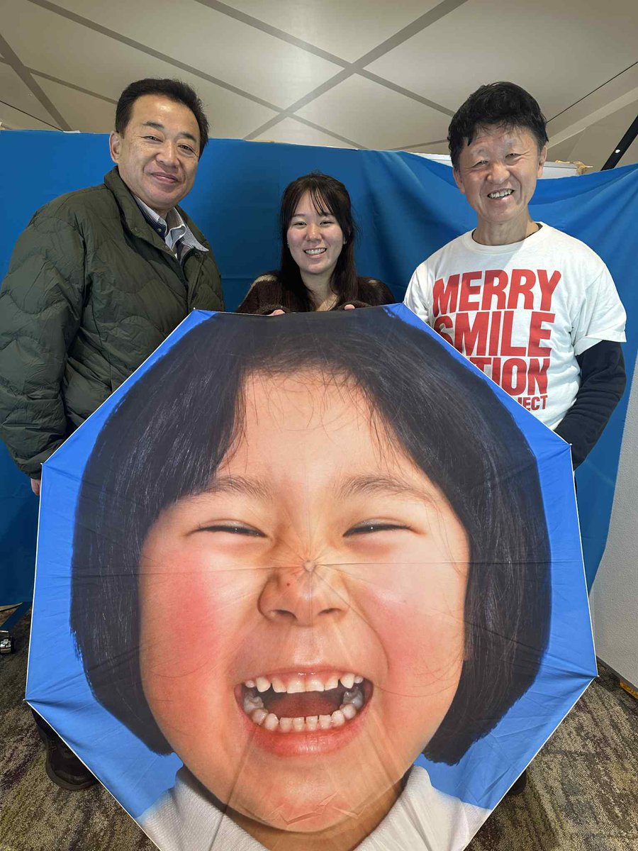 shimizutoshio's tweet photo. 『笑顔の傘』
１１月９日
東日本大震災後に、被災者に笑顔を取り戻すべく、被災地や避難所を訪問、笑顔の写真を撮り続け、傘にした、アートディレクターの「水谷孝次」さんが、イオンモールいわき小名浜でイベントを開催したので訪問し、久しぶりに再会しました。
次は１２月、楽しみにしております。 https://t.co/AffcAnCUG4