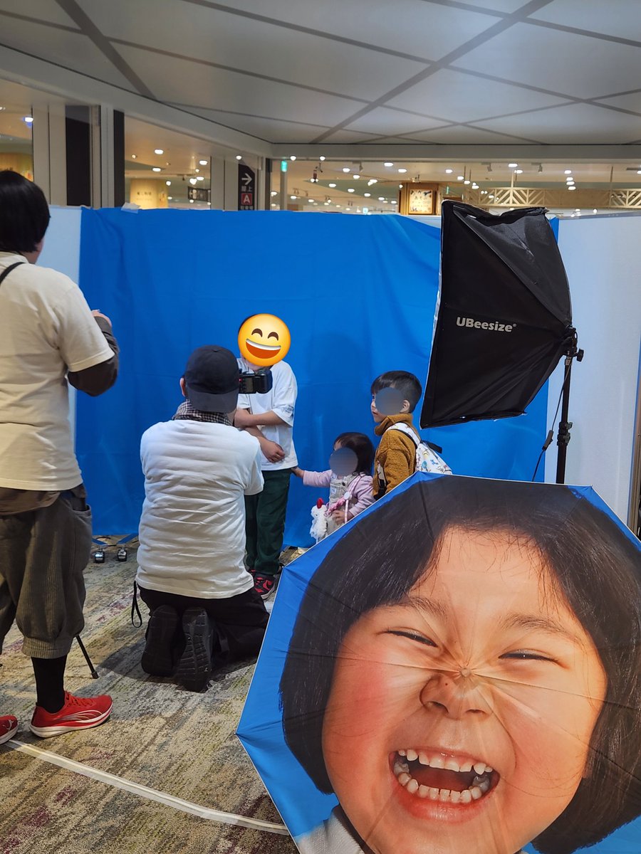 shimizutoshio's tweet photo. 『笑顔の傘』
１１月９日
東日本大震災後に、被災者に笑顔を取り戻すべく、被災地や避難所を訪問、笑顔の写真を撮り続け、傘にした、アートディレクターの「水谷孝次」さんが、イオンモールいわき小名浜でイベントを開催したので訪問し、久しぶりに再会しました。
次は１２月、楽しみにしております。 https://t.co/AffcAnCUG4