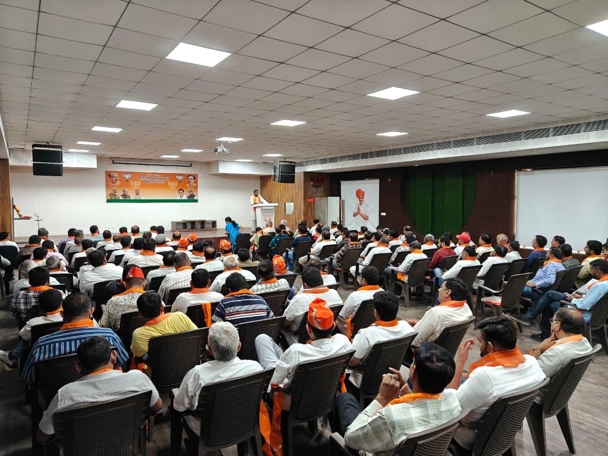 Kiritbhai_Patel's tweet image. આજરોજ જૂનાગઢ જિલ્લા ભાજપ કાર્યાલય ખાતે જિલ્લાના પ્રભારી મંત્રી શ્રી પ્રદ્યુમનભાઈ વાજા  અને સહ પ્રભારી મંત્રી શ્રી કૌશિકભાઈ વેકરીયા સાથે યોજાયેલી પરિચય બેઠક માં ઉપસ્થિત રહી બંને ને શુભેચ્છાઓ પાઠવેલ.