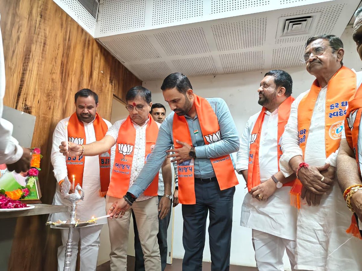 Kiritbhai_Patel's tweet image. આજરોજ જૂનાગઢ જિલ્લા ભાજપ કાર્યાલય ખાતે જિલ્લાના પ્રભારી મંત્રી શ્રી પ્રદ્યુમનભાઈ વાજા  અને સહ પ્રભારી મંત્રી શ્રી કૌશિકભાઈ વેકરીયા સાથે યોજાયેલી પરિચય બેઠક માં ઉપસ્થિત રહી બંને ને શુભેચ્છાઓ પાઠવેલ.