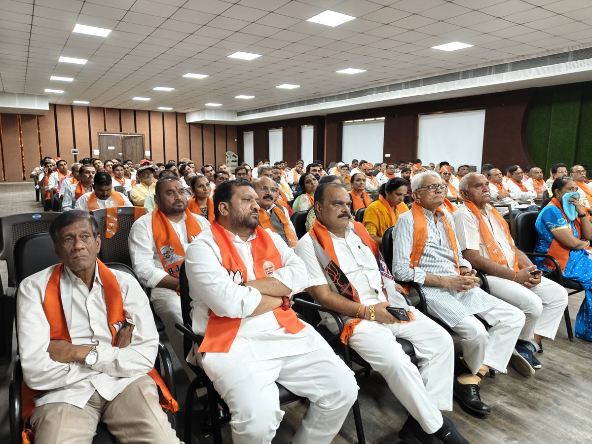 Kiritbhai_Patel's tweet image. આજરોજ જૂનાગઢ જિલ્લા ભાજપ કાર્યાલય ખાતે જિલ્લાના પ્રભારી મંત્રી શ્રી પ્રદ્યુમનભાઈ વાજા  અને સહ પ્રભારી મંત્રી શ્રી કૌશિકભાઈ વેકરીયા સાથે યોજાયેલી પરિચય બેઠક માં ઉપસ્થિત રહી બંને ને શુભેચ્છાઓ પાઠવેલ.