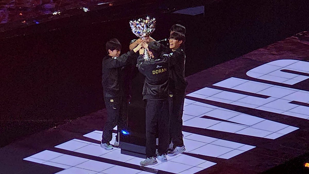 Ligue1UH's tweet photo. Just too strong...Faker is the legacy #T1WIN #Worlds2025 #Faker #t1_기독교_카르텔 https://t.co/s3ilcA4hOf