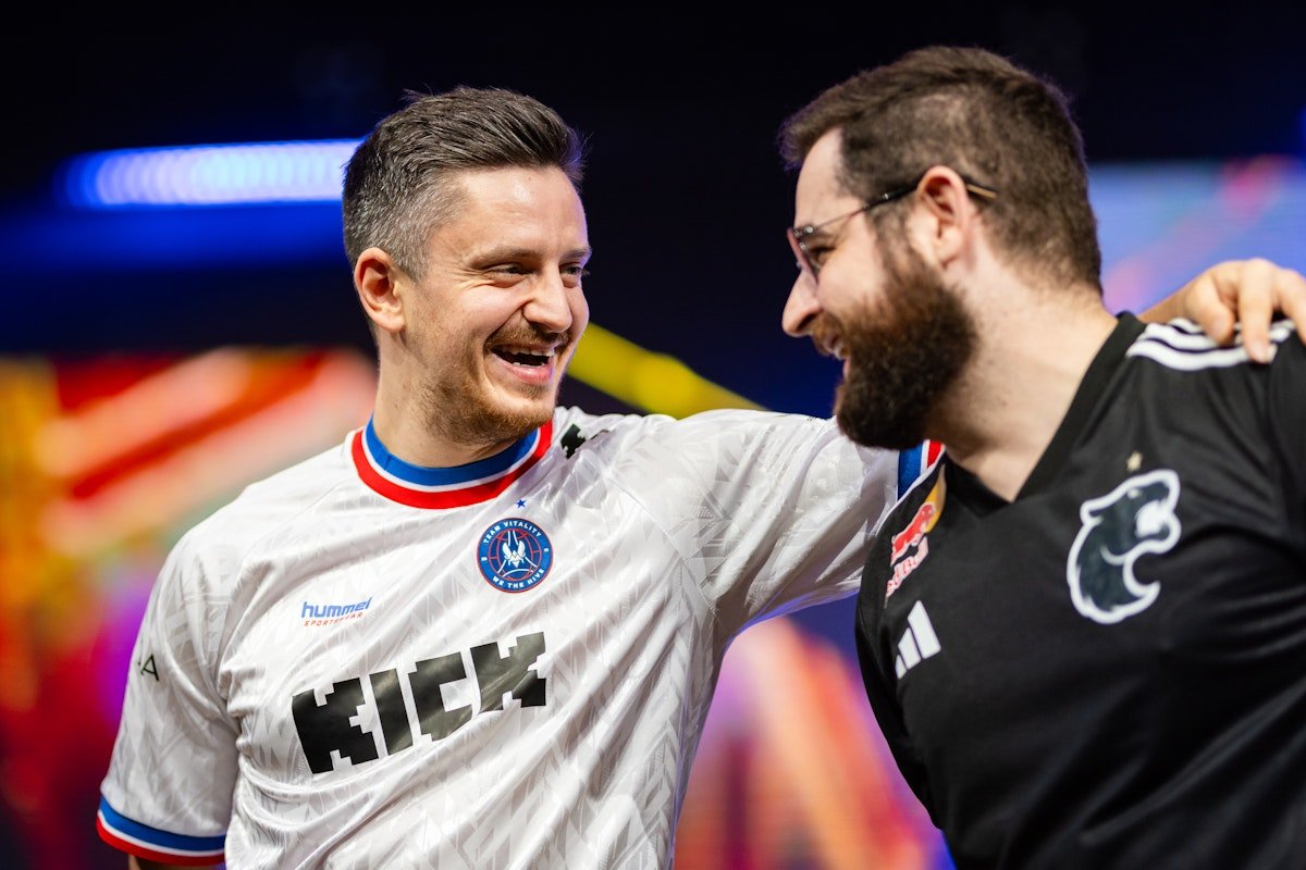 MemesDoCS's tweet image. pô, essa foto aqui tem MUITA história! 

Esses caras estão há anos competindo no mais alto nível do CS e hoje se encontraram numa final de Tier S+. Simplesmente G.O.A.Ts do mind game