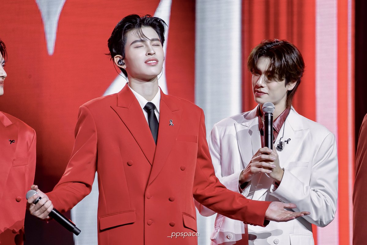 layoVer0613's tweet image. 🗣️"tf that man doing bruh 55555555"
phuwin- "thats normal for him"