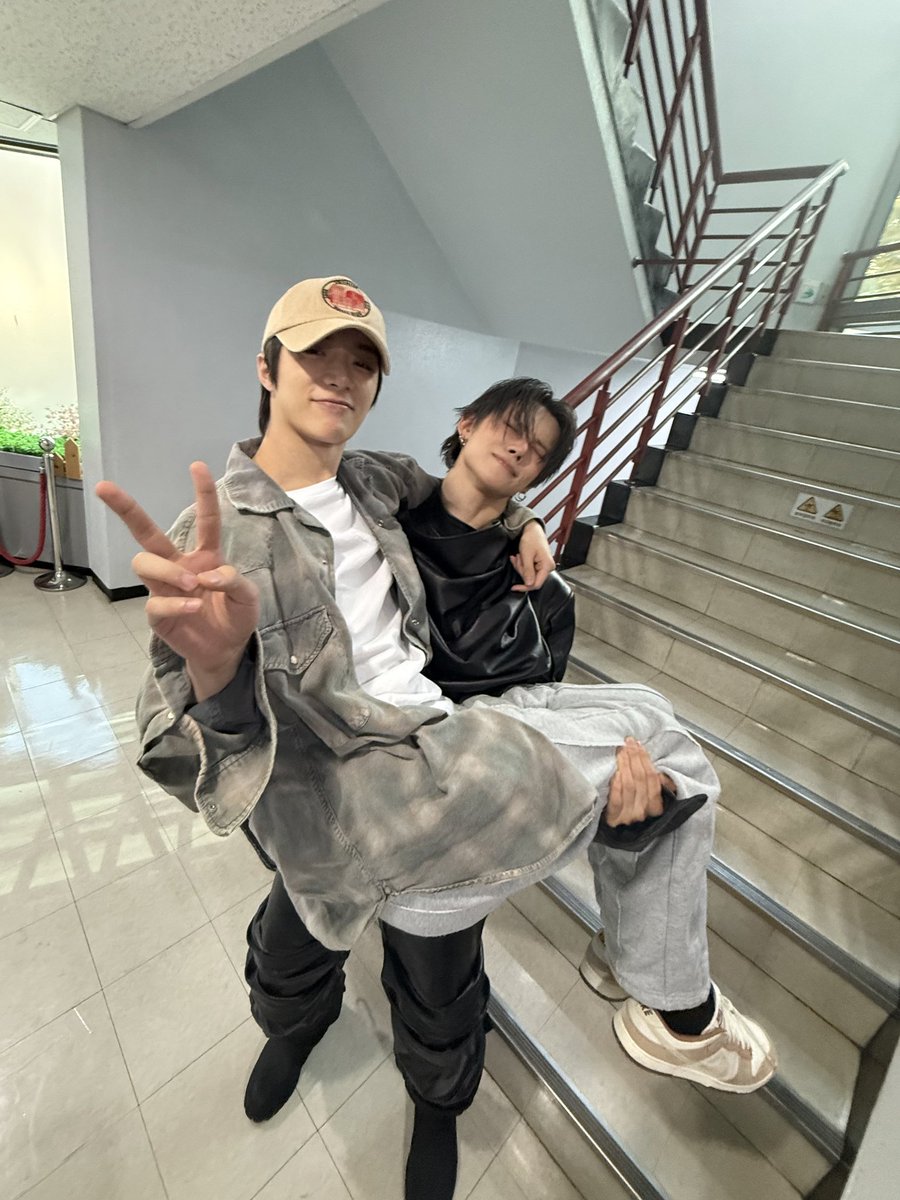 CYJBrasil's tweet image. Yeonjun fez uma publicação no Weverse em agradecimento aos membros do TXT 🥺

&quot;Obrigado ao Kai, que veio com tantos presentes, me incentivou durante toda a pré-gravação e a transmissão ao vivo e foi além quando eu disse “vamos tirar fotos divertidas”.

Obrigado ao Bin, que deve…