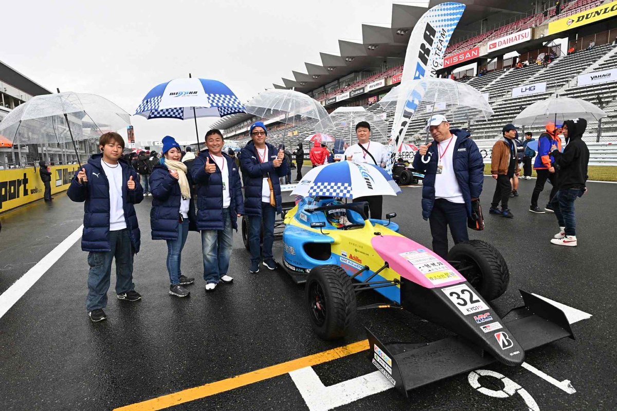 KileiLeiji11's tweet photo. KYOJOCUP 最終戦
予選7番手、スプリントDNF、ファイナル15番手スタートから11位でした。

スプリントのフォーメーションラップでしょうもないしミスをしてしまいチームやスポンサーさん、応援してくださる皆さんにご迷惑おかけしてしまいました😞その節はすみませんでした😭

ファイナルでは15番手からスタートとなりましたが、ウェットの視界の不良で惑わされてしまい思うように自分のペースで走れないままゴールしてしまいました。

1年間沢山のことを学べたと思います。あとはこれを自分がどうやって活かしていくか、そしてもっと吸収していかないといけないと思うのでオフシーズンでしっかり準備していきたいと思います‼️

本当に皆さん、暑い日も寒い日も雨の日もKYOJOの応援をして頂きありがとうございました🙇‍♀️ ̖́-

 #KYOJOCUP
 #ミハラレーシング