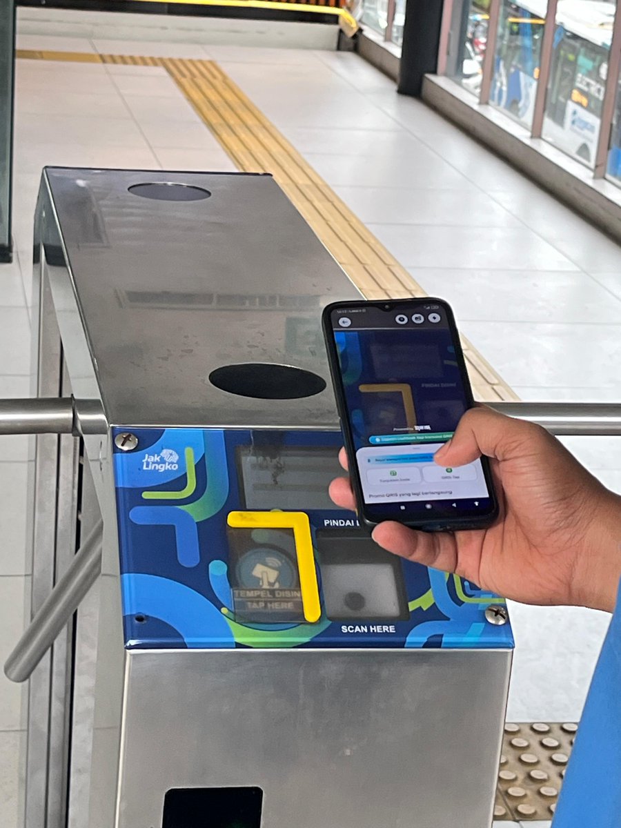 txtskill's tweet photo. HP kamu akhirnya bukan cuma buat video unboxing doang..

Soalnya sekarang, HP kamu bisa untuk pakai QRIS Tap GoPay, untuk naik KRL, MRT, LRT Jabodebek, Transjakarta GRATIS + dapet promo GoRide juga.

Canggih, simpel, dan gak ribet isi saldo kartu emoney lagi kan! @gopayindonesia https://t.co/kBt7SND2eu