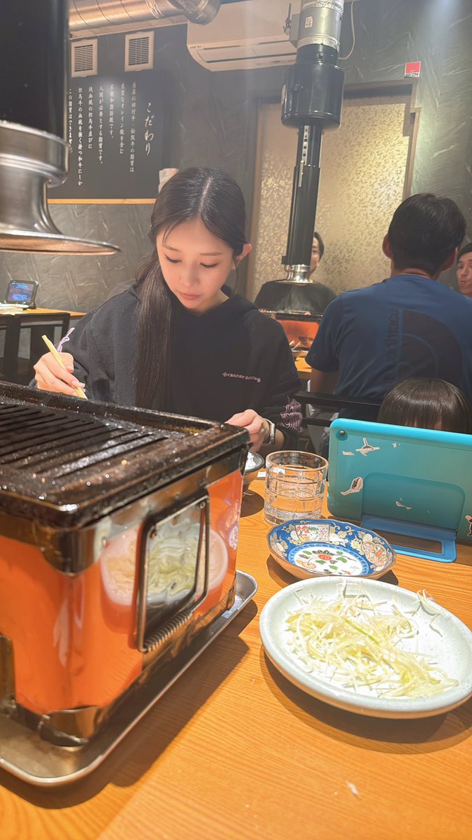aaan_____10's tweet image. 福岡の焼肉屋さんにきたら
満席なので相席でいいですかと言われ
若めの親子と相席なったんやけど
この子どっかで見た事ある気するんだよなぁ、、、
誰だろ、有名な人だっけ？
