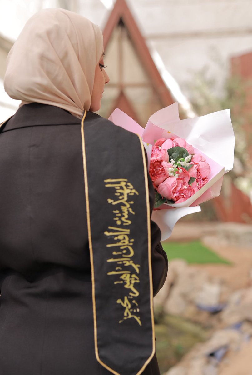 بعد مسيرة دراسية دامت سنوات حملت في طيلتها الكثير من الصعوبات والمشقة والتعب، ها انا اليوم اقف علي عتبة تخرجي اقطف ثمار تعبي وأرفع قبعتي بكل فخر ، فاللهم لك الحمد قبل ان ترضى ولك الحمد اذا رضيت ولك الحمد بعد الرضا،لانك وفقتني علي إتمام هذا العمل وتحقيق حلمي ... أهدي هذا النجاح