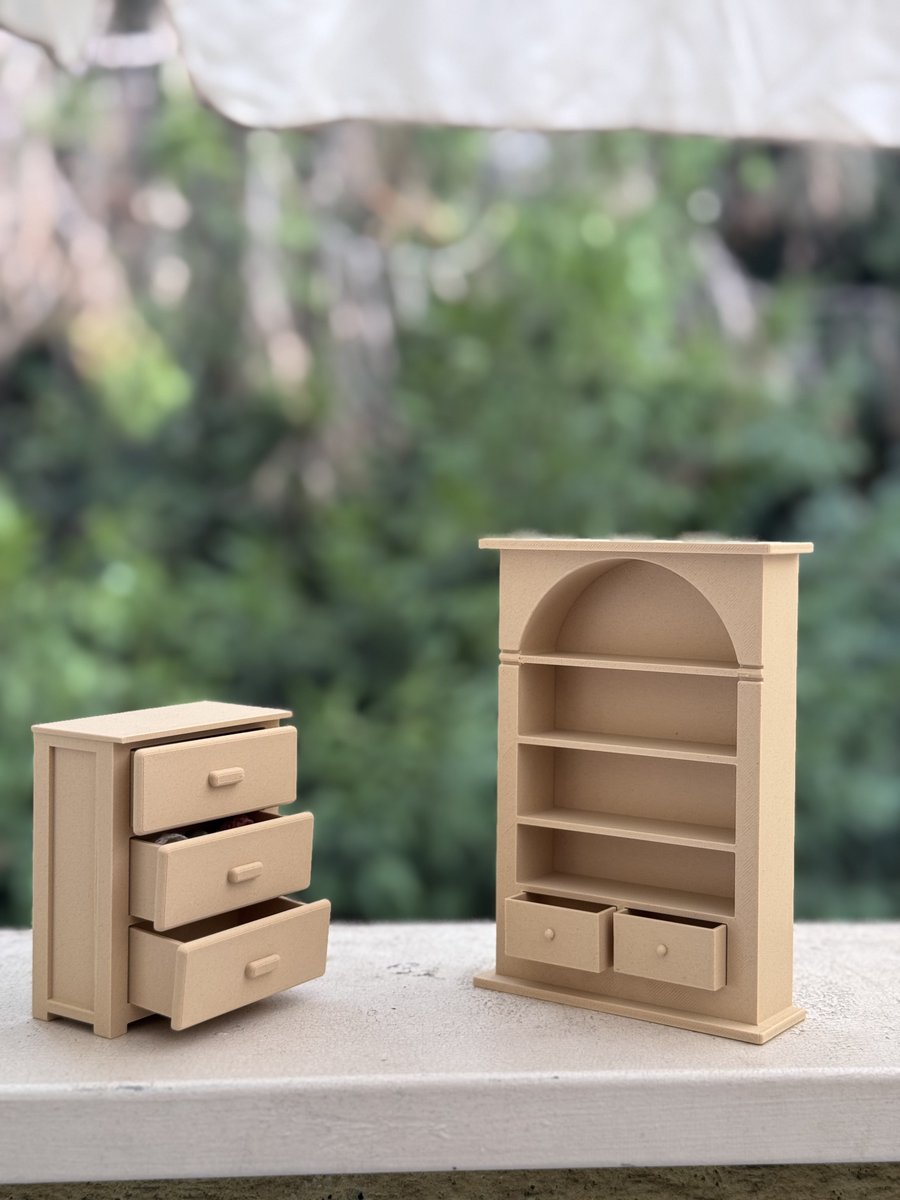 Кире на день рождения будет подарен кукольный домик
Значит время что?
Правильно - печатать мебель для этого домика
У деревянного филамента куча нюансов конечно, но получается прям хорошо