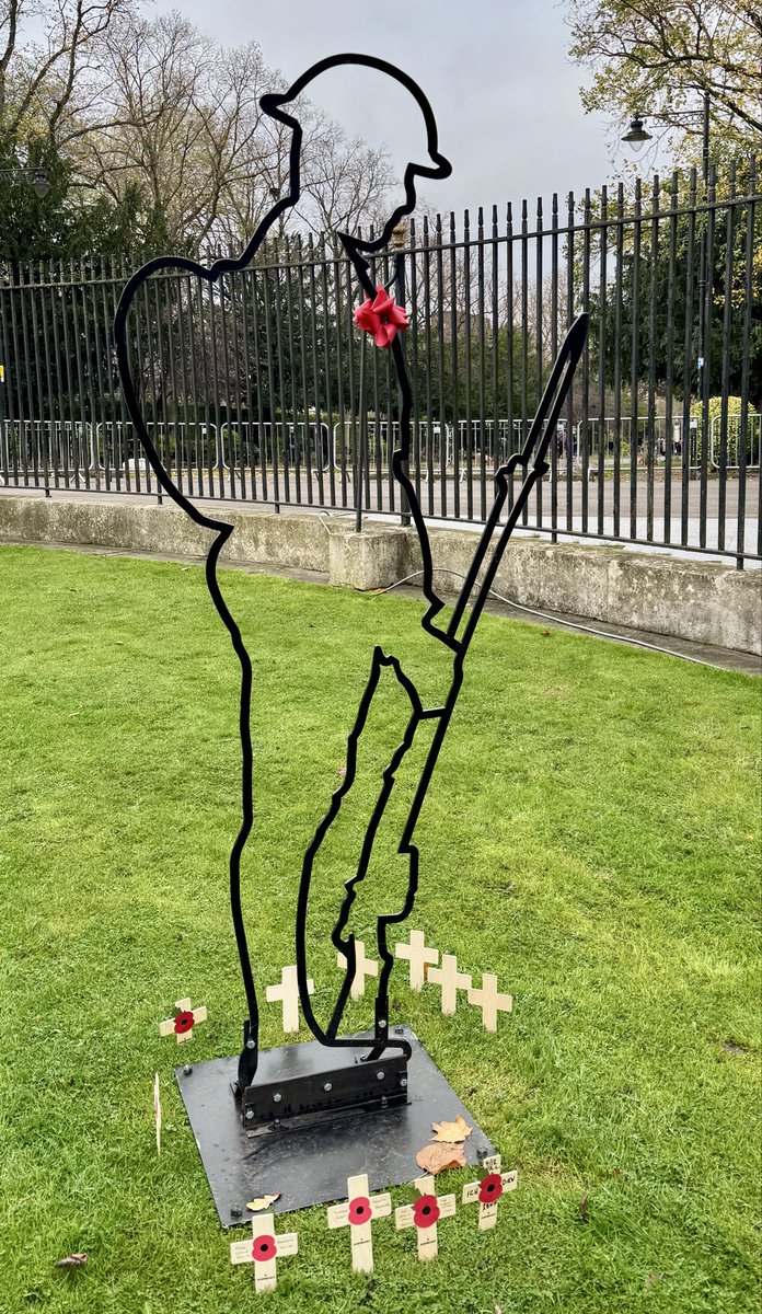 HemanttBhatia's tweet photo. “All gave some; some gave all. Remember them today and always.” 

Poignant #RemembranceDay at Victoria Park, #Leicester. 

Deeply honoured to pay my respect to the brave fallen. 

#LestWeForget https://t.co/IntXLDS2gj