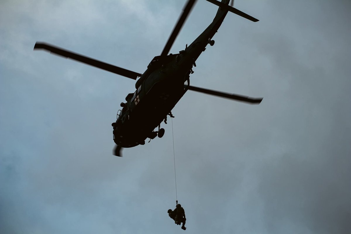 DowOperSZ's tweet image. Żołnierze #PKWKFOR 🇵🇱🇽🇰 nieustannie podnoszą swoje umiejętności!

Podczas międzynarodowego szkolenia medycznego doskonalili procedury #MEDEVAC oraz udzielanie pierwszej pomocy na polu walki 💪🚁

Wspólne ćwiczenia z sojusznikami to cenne doświadczenie i gwarancja gotowości do