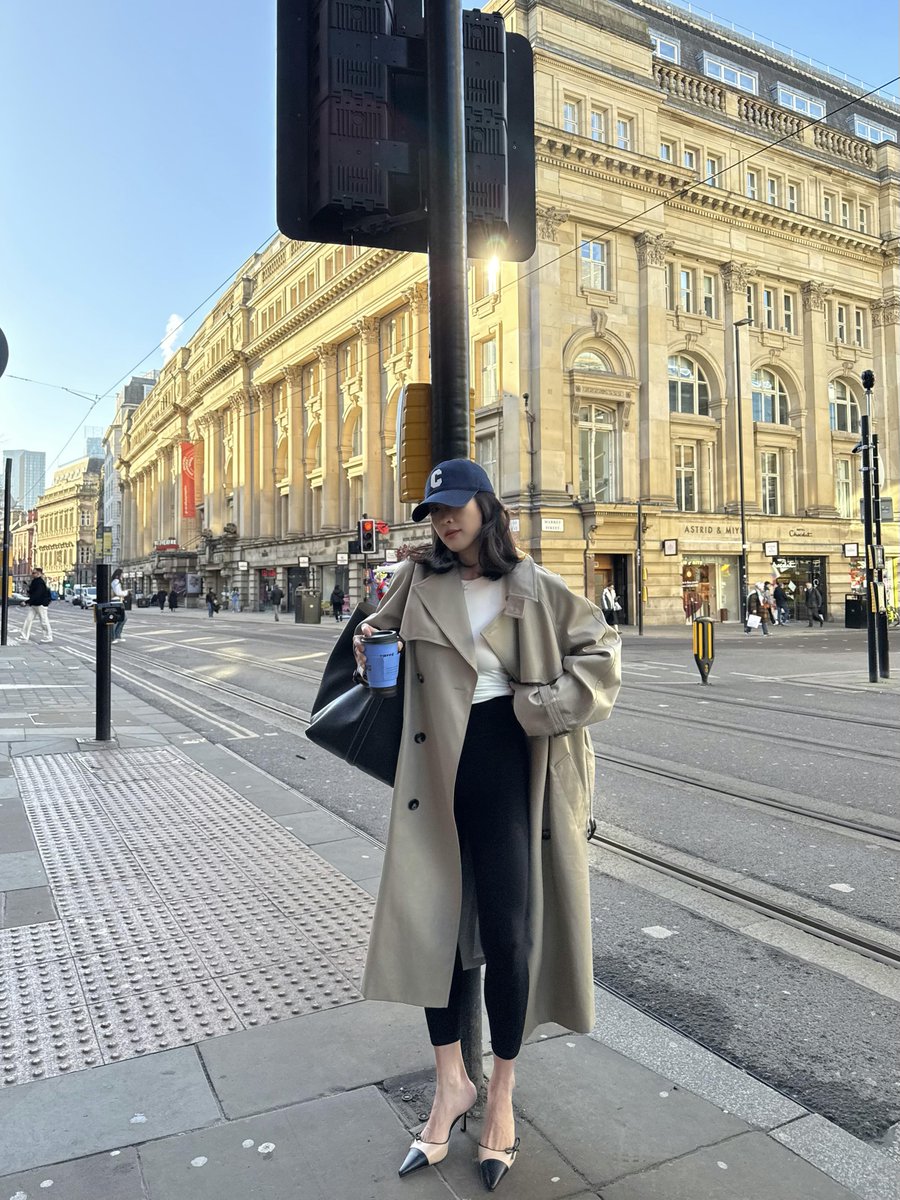 dhndn232's tweet photo. Mixing soft greys, whites, and taupes is a guaranteed way to look chic all winter long. 🍂✨
#WinterStyle #SoftTones #NeutralLayering #EffortlessChic https://t.co/4iqdBOWk1G