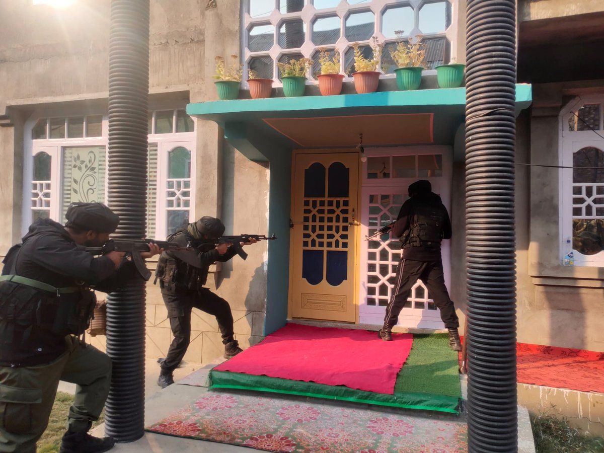 Continuing its crackdown on terror support structures, Pulwama Police conducted coordinated raids across multiple locations to strengthen peace &amp; public safety.

#PulwamaPolice #TerrorFreePulwama
<a href="/JmuKmrPolice/">J&K Police</a> <a href="/KashmirPolice/">Kashmir Zone Police</a>
@digs